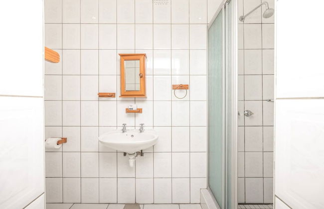 Contemporary 4 Bedroom Home - Photo 15