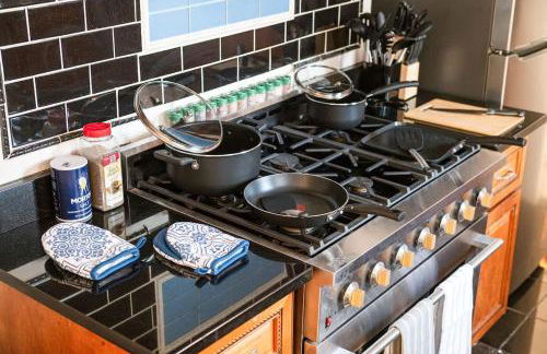 Whole House Near NYC and Transit with Game Room Fire Pit and King Bed - Foto 15