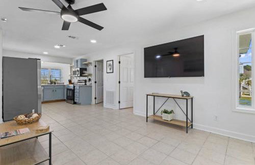 Waterfront Home with Pool by Next Step Property Management - Foto 16