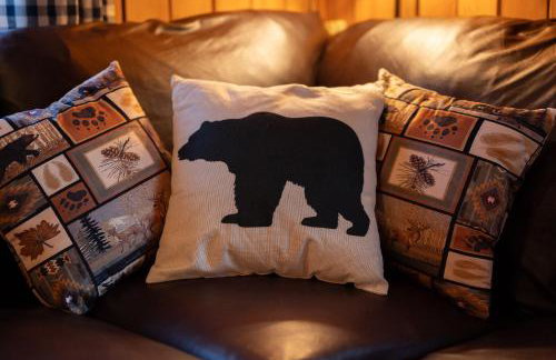 Secluded 2BR Cabin w Hot Tub, Pond, Trails, WiFi - Foto 28