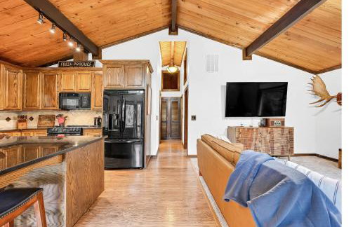 Chalet Seraphina - Cozy Pet Friendly Hot tub - Photo 15