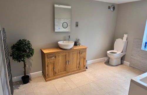 Pet-friendly - 2 Bedrooms Bungalow hot tub Parking - Foto 37