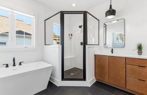 Modern House by Downtown with Garage and Fenced-in Yard - Foto 33