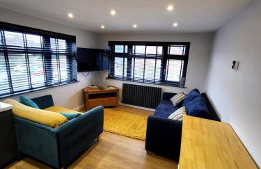 Town Centre Modern 1 Bedroom self-contained Apartment - Photo 11
