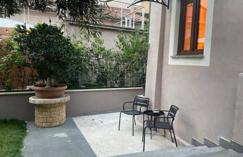 JOIVY Exclusive 2-Bedroom Villa with Private Garden - 5 minutes from the Colosseum - Photo 14