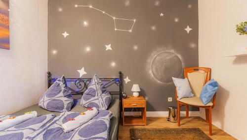 - Stellar Haven Deluxe with Cosmic Design - 3-Room Space-Themed Apartment 75 qm - Central Location - Balcony - Renovated 2024 with TV & Netflix - Full Kitchen - Free Parking - Near Metro & Airport - Galaxy-Inspired Interior - - Photo 2