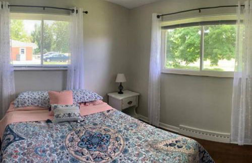 Lovely Retreat Backyard With Deck and entertain room - Photo 9