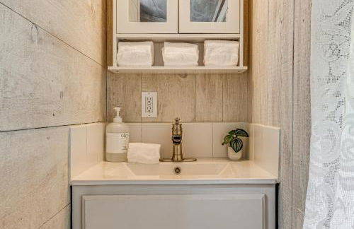 Hot Tub and Deck Cabin Hideaway in Brown County - Foto 15