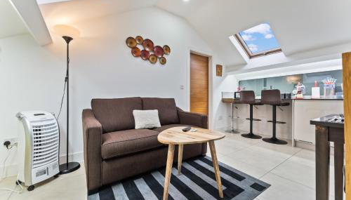 Exquisite 2-Bedroom Penthouse-Sleeps 7-Free Parking with Workspace & High-Speed WiFi - Foto 4, minibar