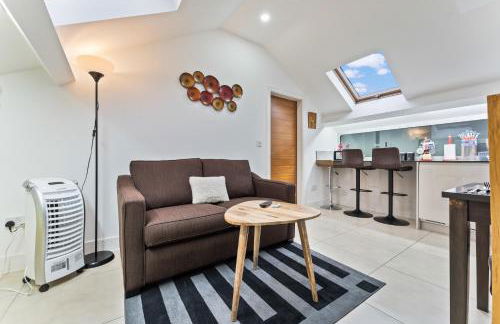 Exquisite 2-Bedroom Penthouse-Sleeps 7-Free Parking with Workspace & High-Speed WiFi - Foto 4