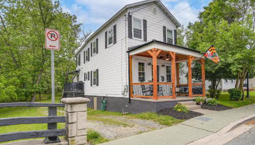 Walk to Town and River Charming Home in North East! - Foto 3