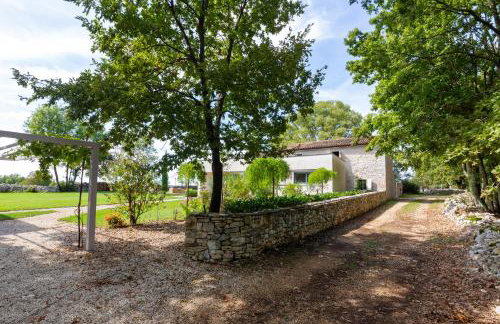 Beautiful restored farmhouse with private pool and gardens - Foto 31