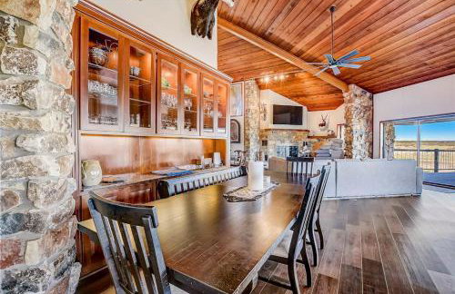 Stunning Lakefront Home with 2 Patios, Chef's Kitchen, & Lake Access - Foto 8