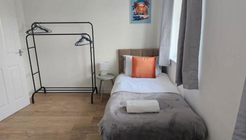Homington House Long Stays Sleeps 7 Free Parking - Foto 3, towels, wardrobe