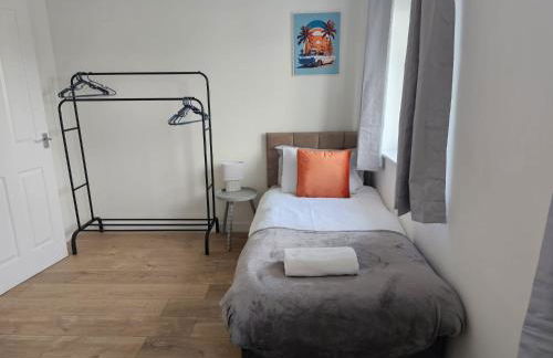 Homington House Long Stays Sleeps 7 Free Parking - Foto 3