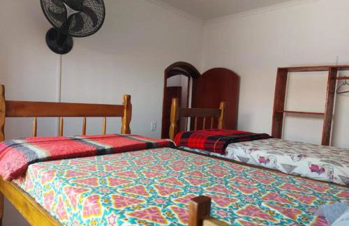 Casa Rosa de Peruíbe - Casa de Temporada 3 dormitórios, 10 hóspedes, piscina, wi-fi, netflix, 800 metros da praia - Photo 25