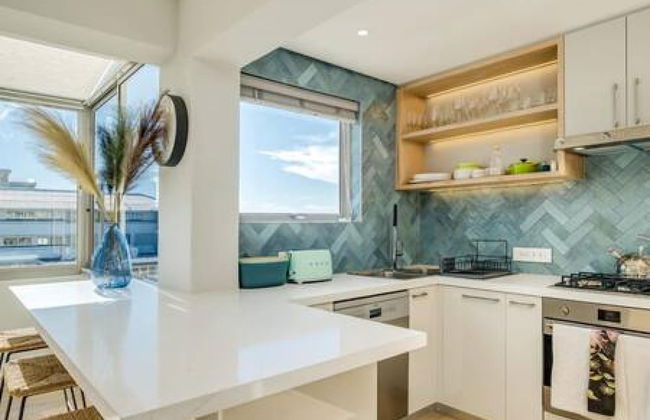 Exquisite Mouille Point Apt by Golf Course Serene Suite - Photo 20