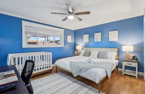 Entire Private Home with 3 Bedrooms, Gated Yard, Parking, King Bed, Available Now - Foto 4