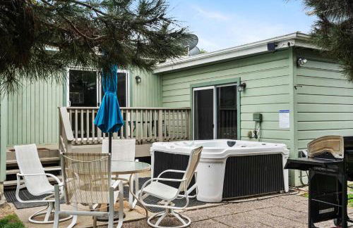 O-Side Beach Bungalow with Jaccuzi Blocks to beach - Photo 15