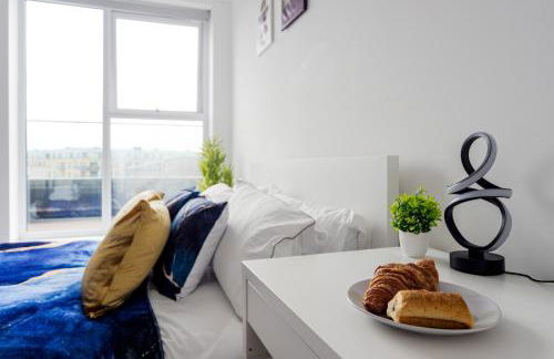 Step Free 2 Bed 2 bath Oasis FlatIClose to David Lloyd Gym with Fully Equipped Kitchen& Parking in DartfordIMins from station and 45 mins into Central London - Photo 11