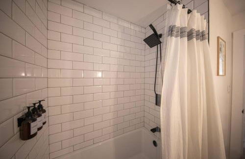 Centrally Located Cozy Modern Home in Bethel - Foto 17