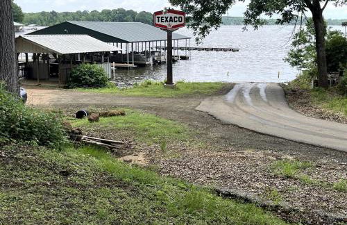 Spacious Vacation Rental with Stunning Lake Views from the Incredible Deck for an Amazing Getaway in Sabine National Forest in Hemphill, Texas - Foto 51