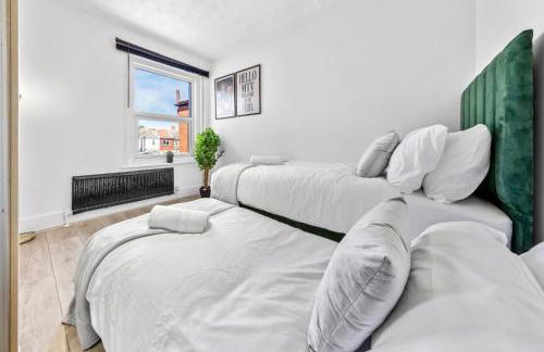 3 Beds Home walking distance from Shirley High Street - sleep 7 - Free Parking - Pool Table - 50" TV - Foto 32