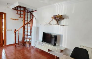 Casa adosada en entorno tranquilo ideal para familias - Foto 12