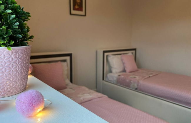 4-bed House With Private Garden in Barnsley! - Photo 15