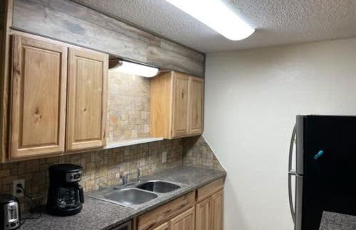 Comfortable downstairs 2 bed next to Fort Sill - Photo 13