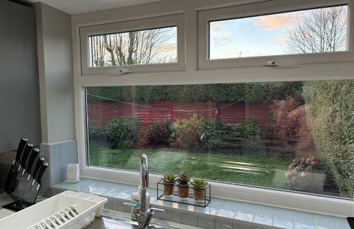 3 Bedroom home, with 4 beds, parking, walk to station & town centre families and business visitors welcome - Foto 28