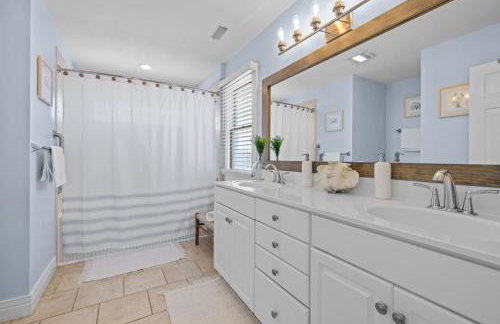 Blue Moon - LUX Oceanfront Pool Hot Tub Theater - Photo 44