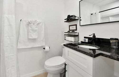 Modern King Suite #12 - Steps to Beach - Foto 13