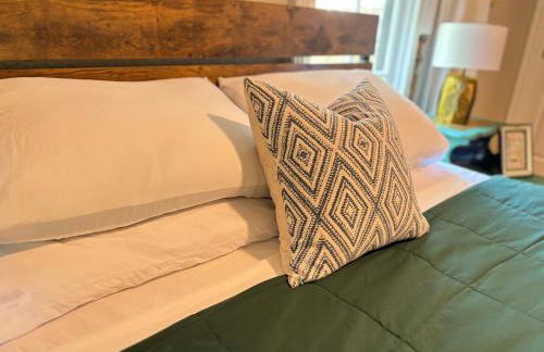 1920 Brick House-Hot Tub-Outdoor Brickoven Pizza-Pets-Breweries - Foto 47