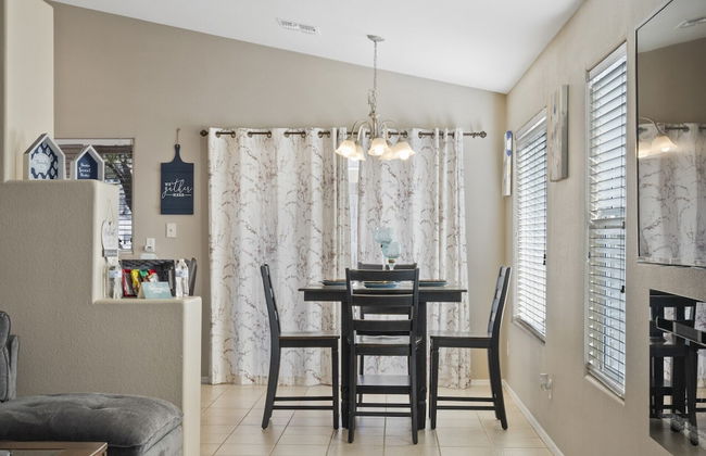 Cozy Hidden Gem - 3BR - 1Den w Backyard - Foto 34