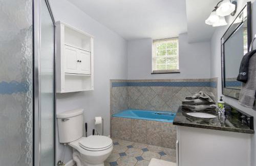 Hot Tub, Views & Game Room - 20 min to Downtown Asheville! - Foto 39