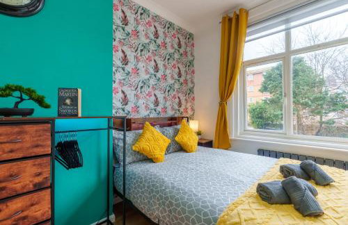 Stylish 3 Bedroom Sea View Apartment -Free Parking- Sleeps 9 - Photo 19