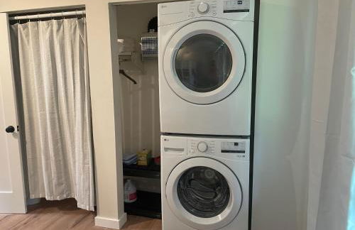 Newly Remodeled Mid-Century Modern Lake Condo - Foto 28