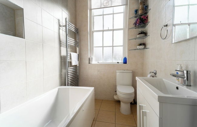 Stylish 2Bed Steps from Iconic Waterloo - Photo 25