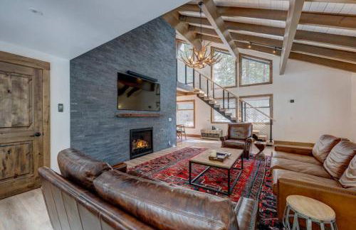 Extra Spacious 2BR Cabin w Office and Outdoor Deck - Foto 10