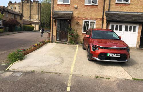 Cheerful 4 bedroom house with garden free parking - Photo 10