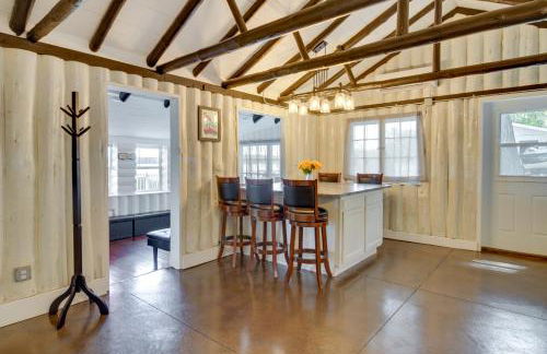 Lakefront Motley Cabin with Private Deck and Dock! - Foto 7