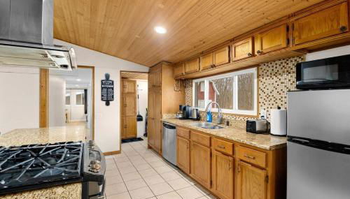 Comfort Cabin - 2BD Family Getaway in Creve Coeur - Photo 4