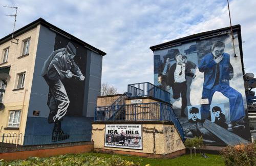 2BR City Centre Apartment By Travel Lets Short Term Rental Agency Derry With Free WiFi - Foto 16