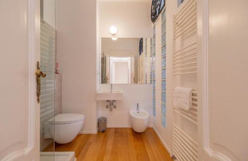 Velvet & Marble - Stylish Luxury City Center Apartment - Photo 12