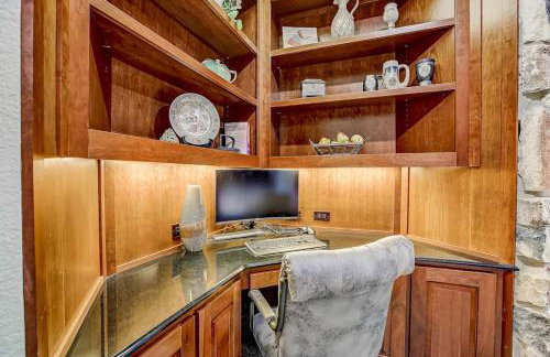 Stunning Lakefront Home with 2 Patios, Chef's Kitchen, & Lake Access - Foto 16