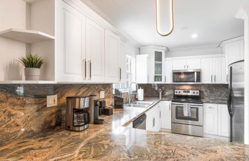 Le Femme Paradise - Htd Pool, Mini Golf, 5 Bedrooms, Jacuzzi, Game Room, BBQ,Pickleball - Photo 3