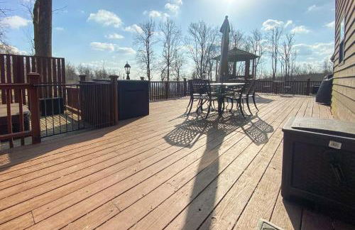 Modern Mountain Retreat with Deck and Hot Tub! - Foto 23