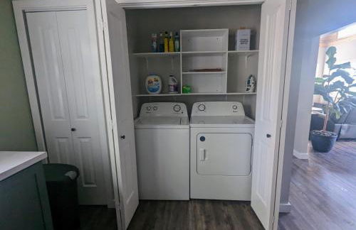 Pinetop Getaway with Sunset Deck & Fire Pit Table - Foto 6