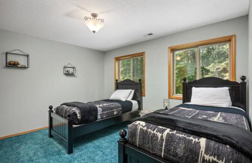 Iron Mountain - Spacious Secluded Lodge with Hot Tub & Game Room - Photo 48